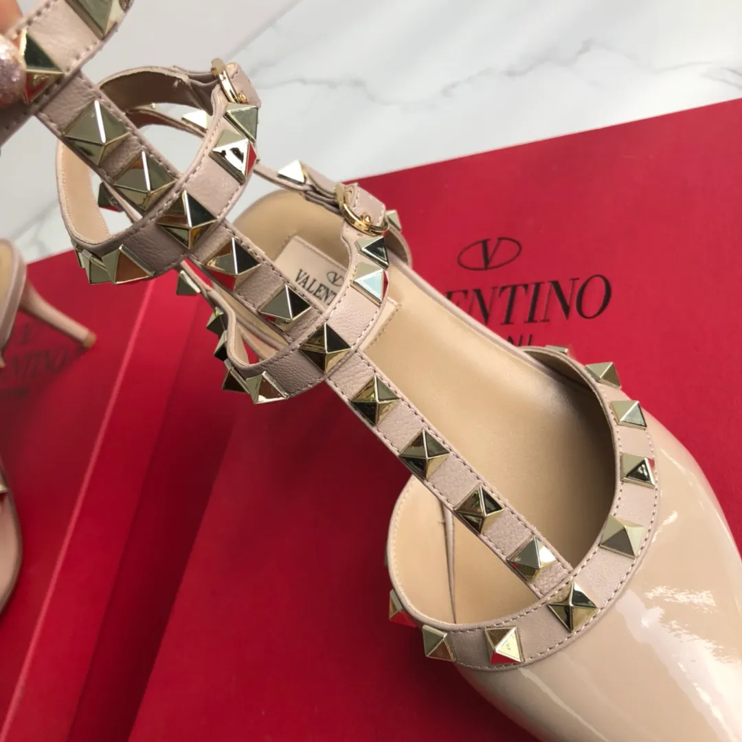 👟👟Ex-factory price 560👟👟 Valentino/Valentino rivets VT classic! Purchase the original version and get a 1:1 top-quality replica! Exquisite hawk beak toe, perfect side arc, original molded custom-made rust-free rivets, one-piece injection molded midsole, and Italian-imported Grade A leather outsole, giving you a genuine foot feel! The first choice for high-end customers to purchase ❤️ [Material] 👑 Upper: top imported cow patent leather/fetal cow leather 👑 Inner lining: original imported mixed goat leather 👑 Outsole: Italian A-grade genuine leather outsole [Color] Full range of 9⃣️ colors ▪️ Patent leather 7 colors: black, white, nude, red, pink, taro purple, light blue ▪️ Fetal cow leather 2 colors: black, haze blue [Heel height]▪️Flat bottom without straps ▪️Flat bottom with straps ▪️6.5cm three-strap mid heel ▪️8.5cm two-strap high heel [Number of yards] 35-39 [34, 40 41 42 customized and non-returnable] [Packaging] 🎁 Equipped with original packaging